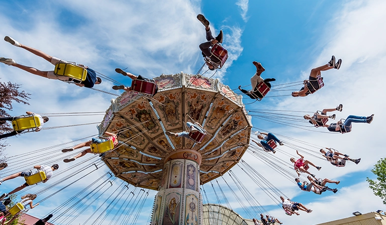 Attraction chaises volantes - Parc Asterix