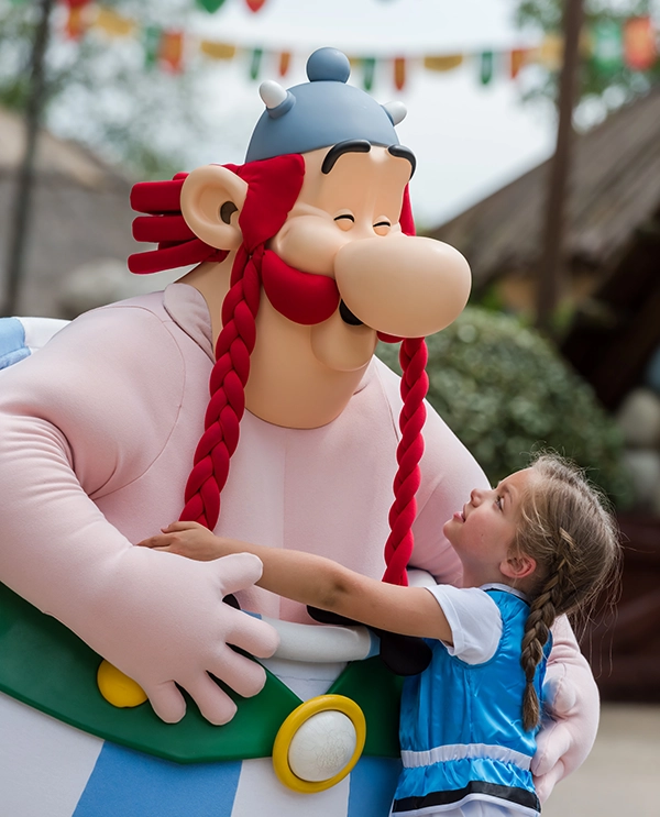 Obélix et une fillette au Parc Astérix